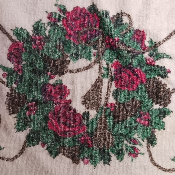 Vintage Set of 2 Different Christmas Hand Towels. - Picture 9 of 9